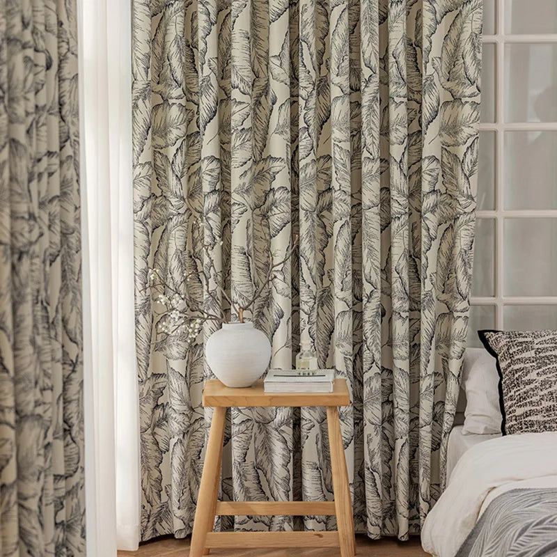 rideau moderne feuilles stylisées beige clair noir opaques salon thermique isolation plis froncés