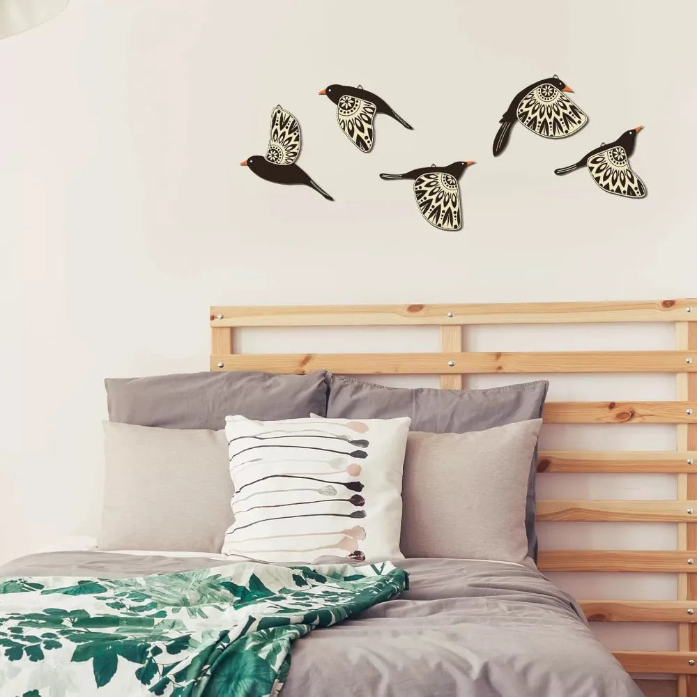 Arrangement des 5 oiseaux sur un mur blanc