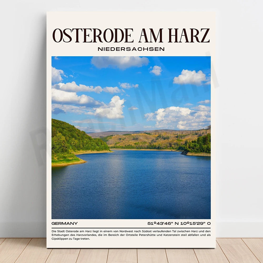 Paysage naturel pittoresque du lac d'Osterode am Harz dans la région de Basse-Saxe en Allemagne, avec des collines boisées et un ciel nuageux.