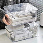 boîtes rangement transparentes modernes clics livres stylos théière tasses masques télécommande