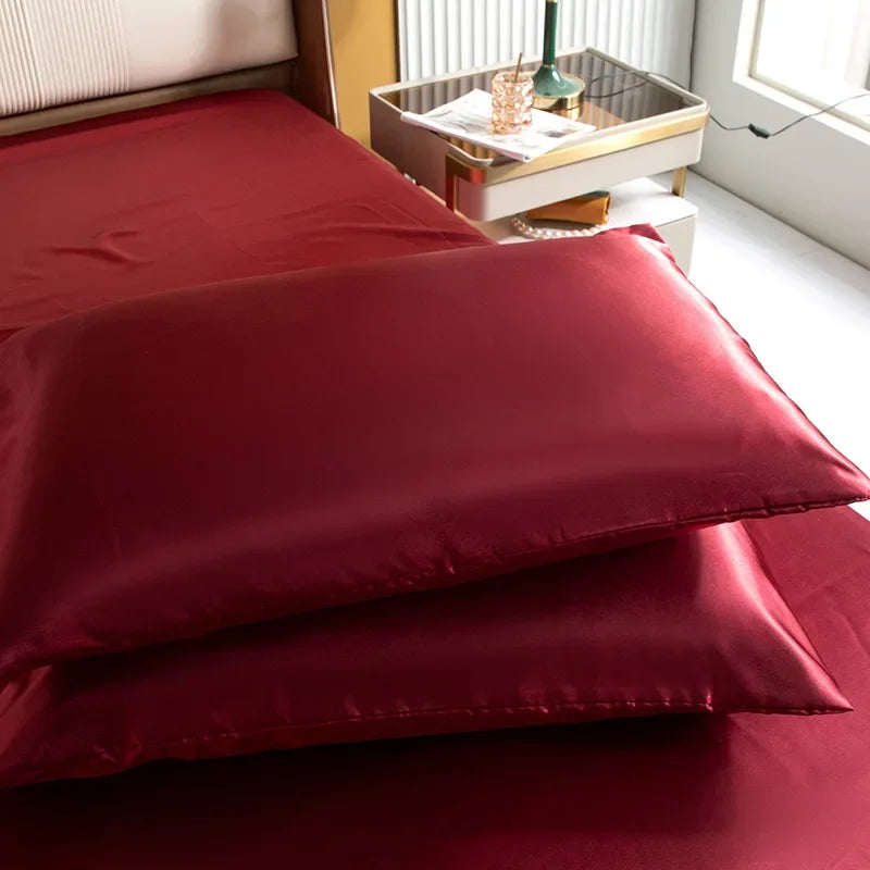 Vue d'ensemble d'une chambre avec parure de lit violette satinée