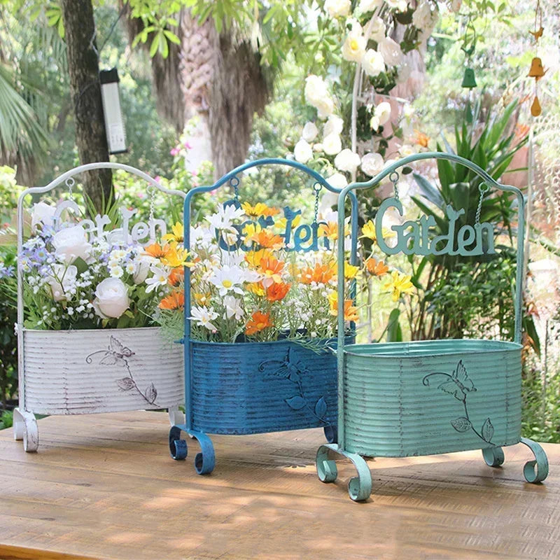 support fleurs métal vieilli pot suspendu signe garden gravures feuilles papillons fleurs blanches jaunes