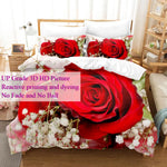 Détail impression florale rouge sur housse de couette polyester