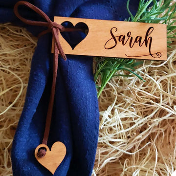 rond serviette bois personnalisé ruban bleu marine étiquette cœur gravé mariage