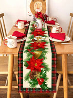 Une table de Noël élégante, avec une nappe à motif tartan et une belle décoration florale composée de poinsettias rouges, de branches de sapin et de pommes de pin.