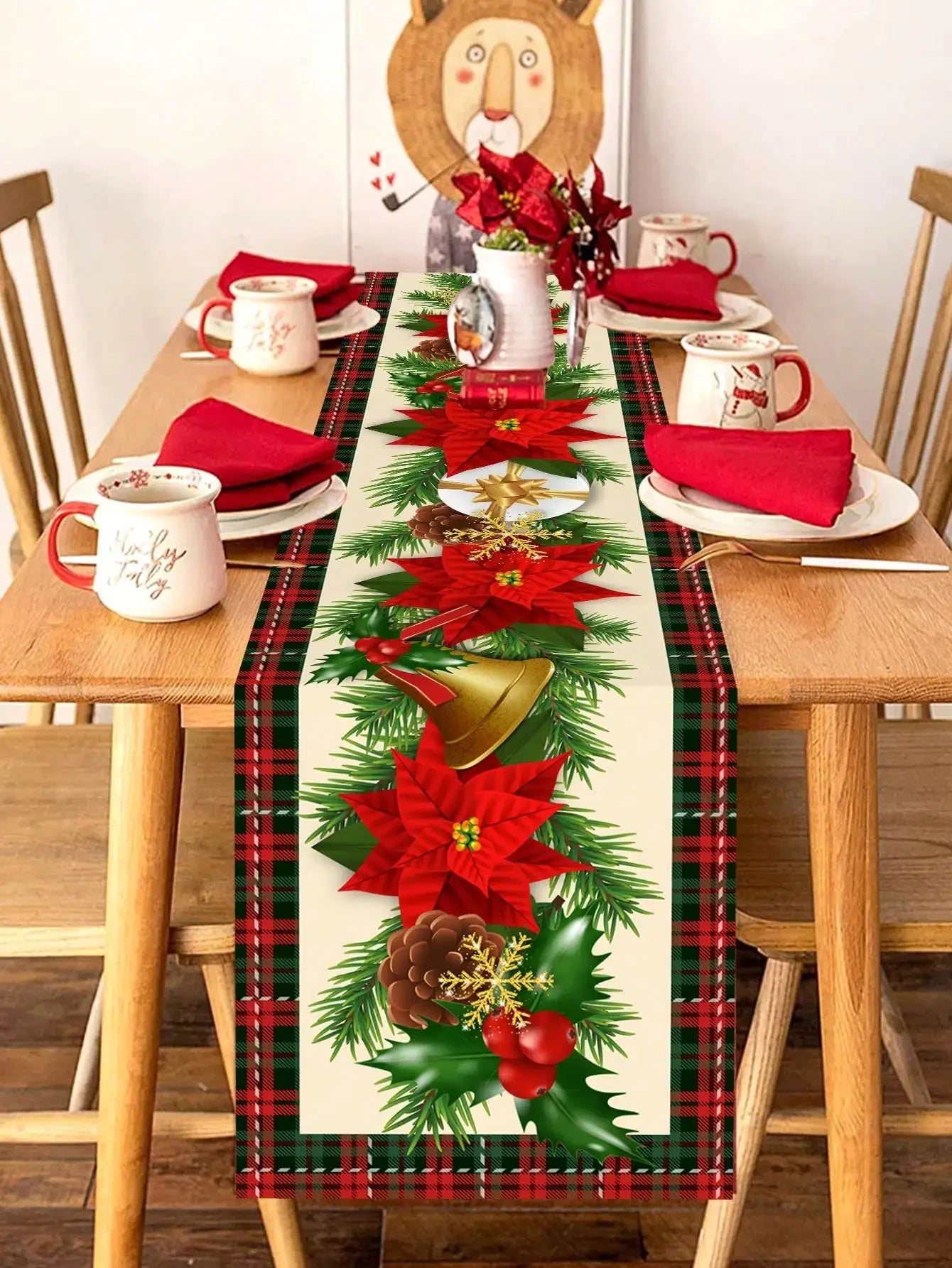 Une table de Noël élégante, avec une nappe à motif tartan et une belle décoration florale composée de poinsettias rouges, de branches de sapin et de pommes de pin.