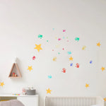 sticker mural empreintes mains couleur vives décoration enfantine chambre adhésif réversible dimension 35x25cm