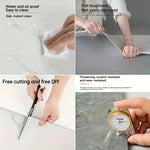 panneau decoratif mural marbre gris clair moderne adhésif imperméable resistant rayures tache d'eau cuisine