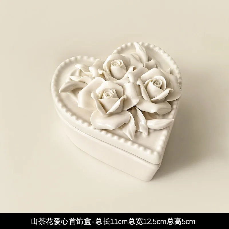 vase decoratif blanc roses relief porcelaine classique tasse bol plat boite rond coeur carreeDecoration