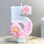 bougies numéraires forme chiffres paillettes fleurs roses centrer jaune decoration anniversaire maison festive