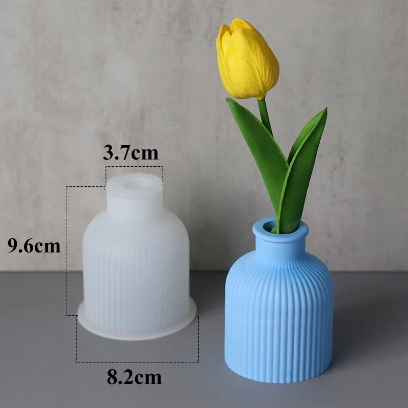 moulages silicone vases blanc bleu marine fleurs artificielles moderne minimalisteDecoration intérieure