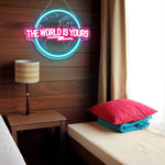enseigne lumineuse néon carte monde THE WORLD IS YOURS bleu rose blanc fixations intérieur