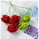 fleurs artificielles roses détaillées noir bleu blanc vert rouge pâle intérieur mariage decoration