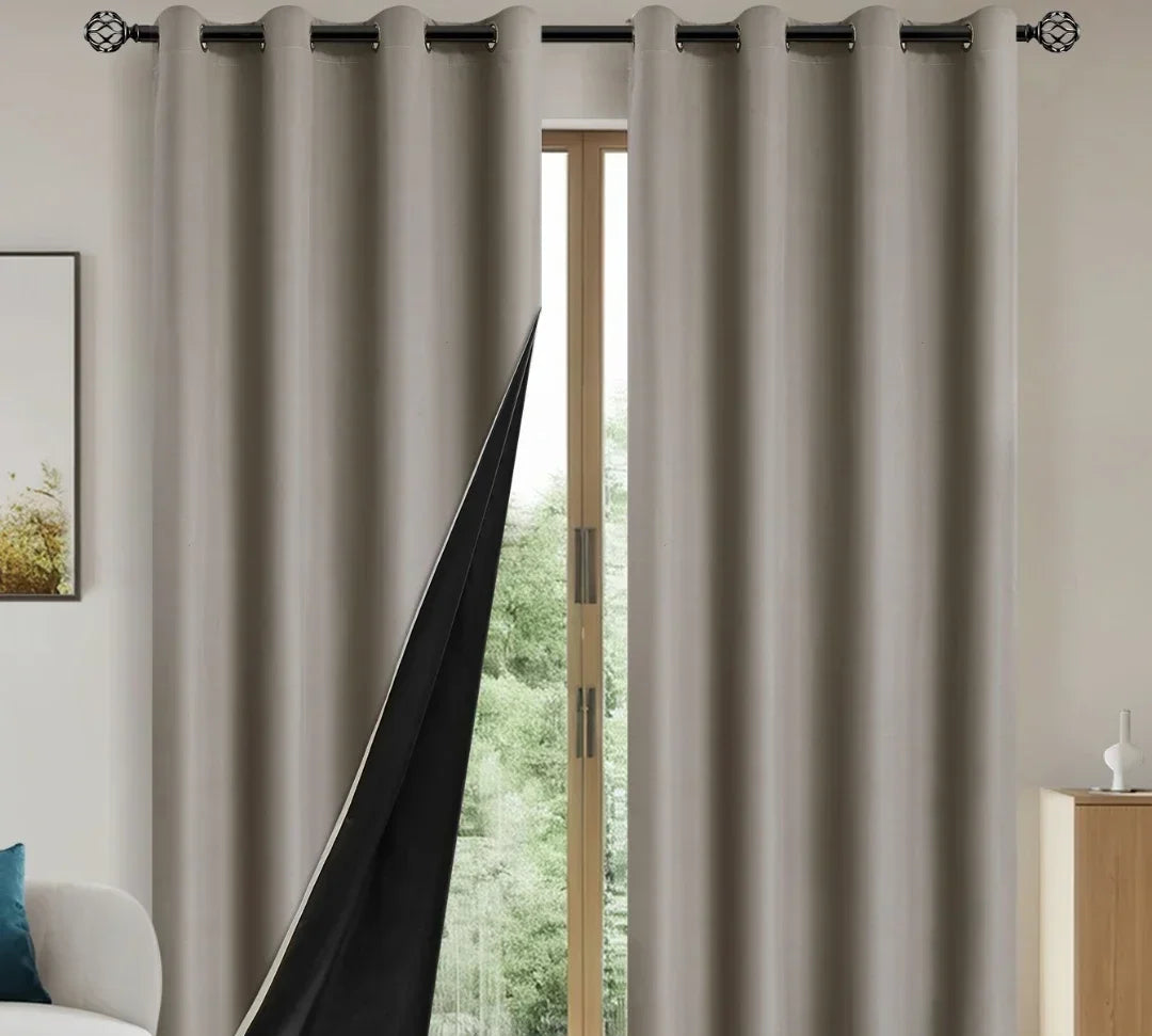 Paire de rideaux occultants khaki avec doublure noire, dans un salon lumineux décoré dans un style contemporain avec des accents naturels et chaleureux.