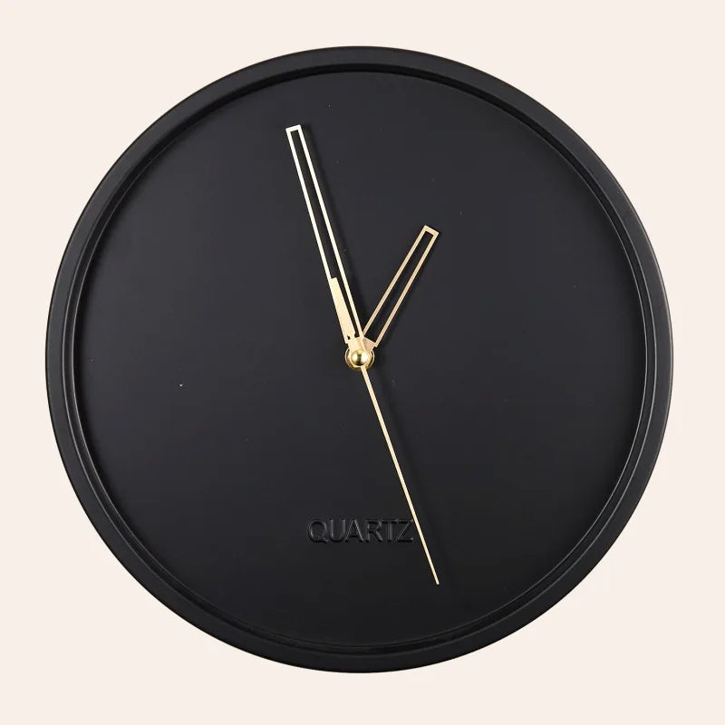 horloge murale moderne minimaliste noir 30cm aiguilles dorées contemporain salon décoration