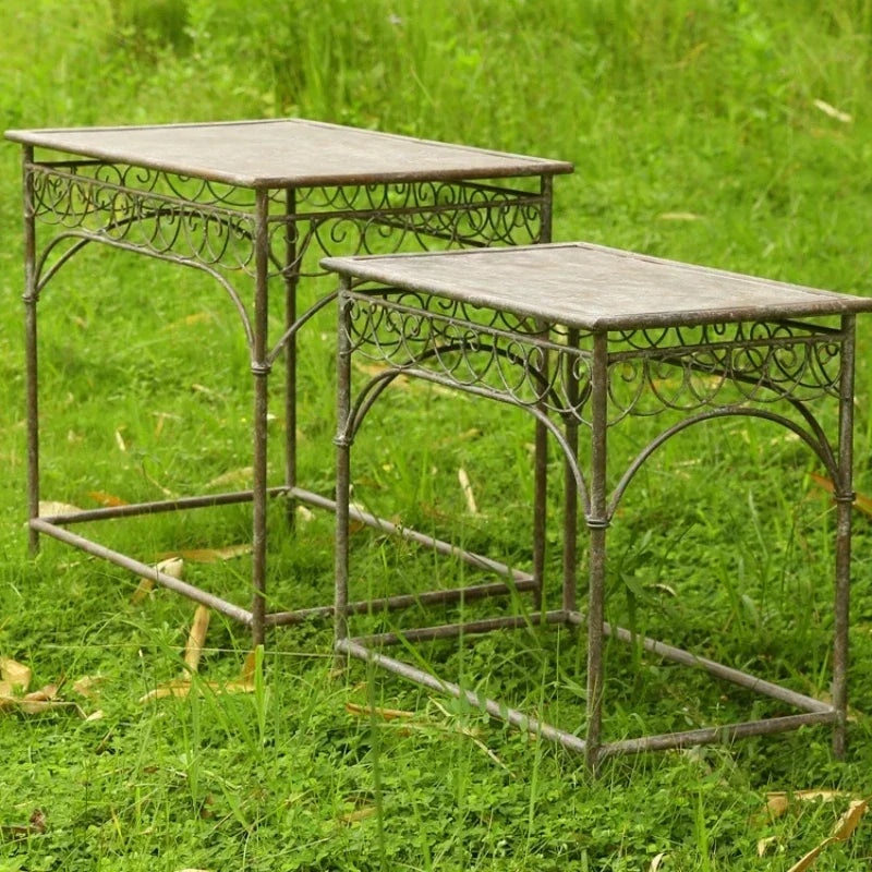table basse extérieure vintage métal gris motifs floraux jardin rustique petite taille