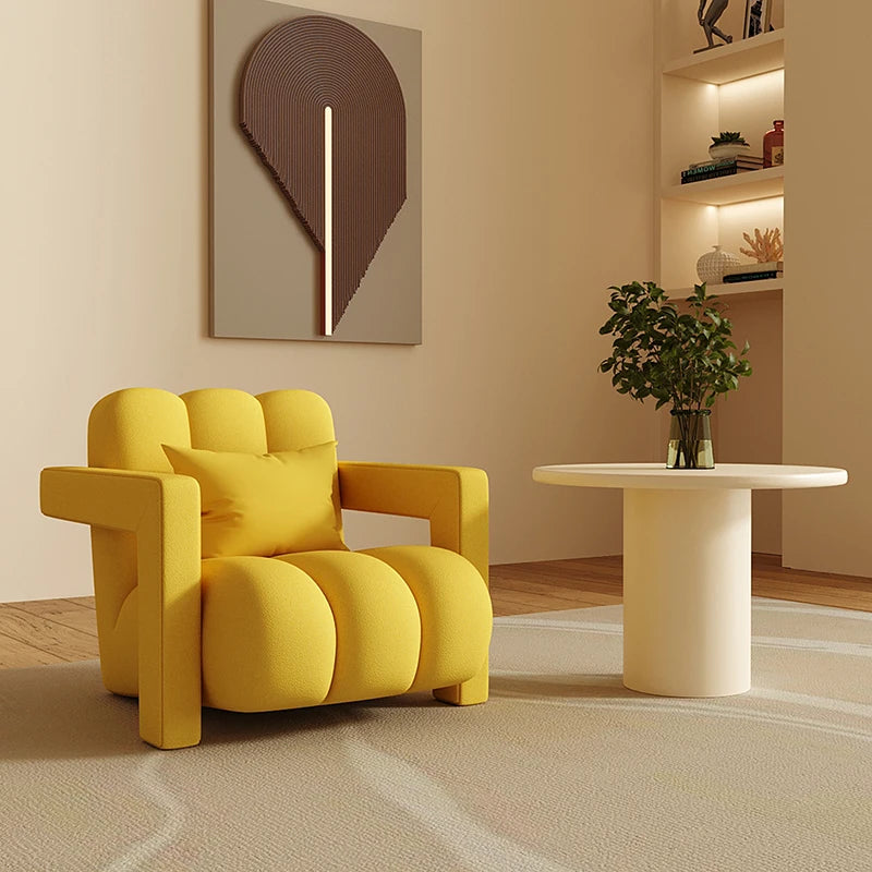 fauteuil moderne tissu texturé beige jaune marron clair coussin décoratif salon minimaliste