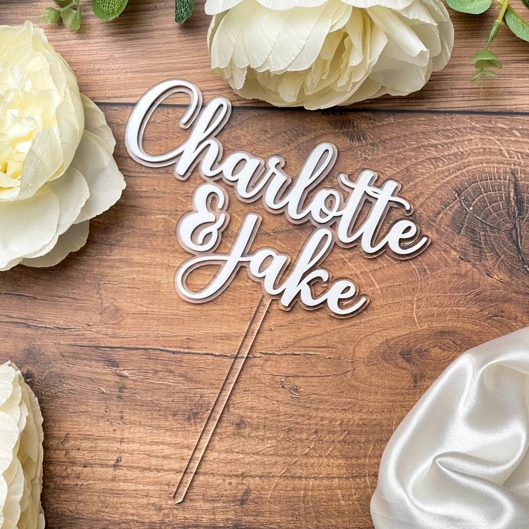 décoration gâteau mariage transparente lettres stylisées acrylique moderne élégante calligraphie pique sophistiquée reliefs personnalisée