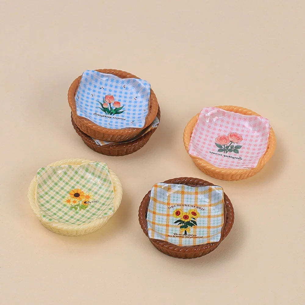 plateaux simulation résine miniature décorative assiettes gâteaux motifs fleurs carreaux textes couleurs marron blanc