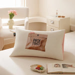 Espace de travail confortable avec des éléments décoratifs, des fleurs et une valise en papier pour pack and go.