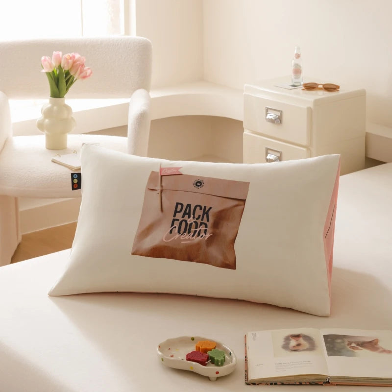 Espace de travail confortable avec des éléments décoratifs, des fleurs et une valise en papier pour pack and go.