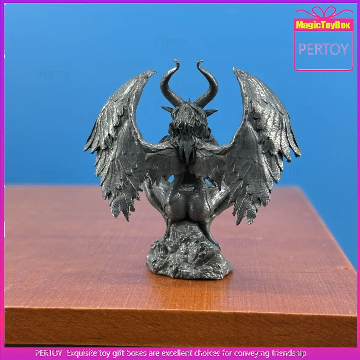 statue décorative créature mythologique féminine cornes ailes gris argent texture rugueuse gothique fantastique demoniaque