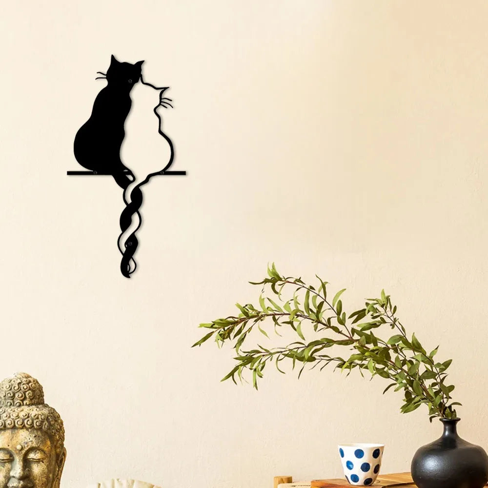 Décoration murale chat métal noir accrochée sur un mur de chambre