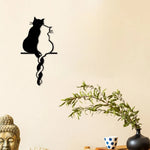 Décoration murale chat métal noir accrochée sur un mur de chambre