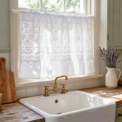 Rideau court blanc ajouré à motifs floraux sur petite fenêtre de cuisine
