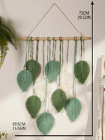 Tenture murale macramé feuilles vertes et perles bois dans une chambre apaisante