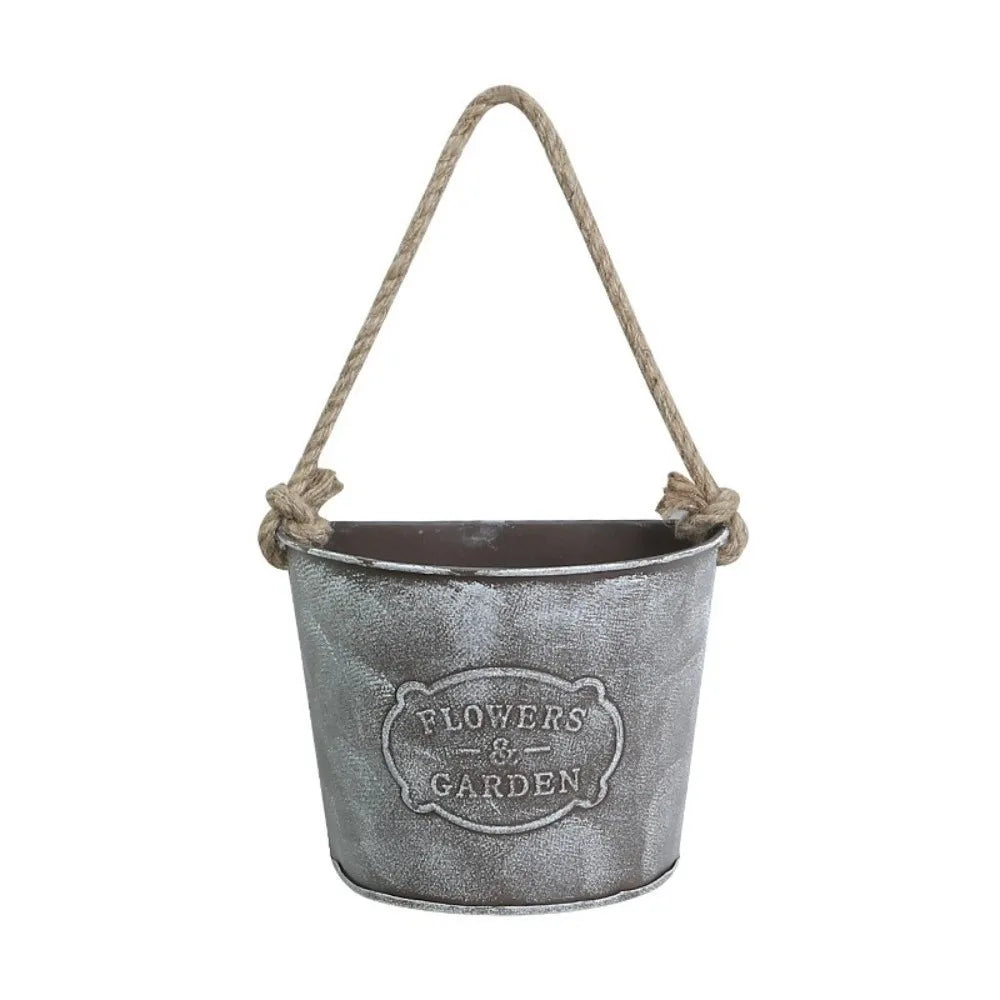 pots fleurs suspendus gris métallisé texte relief rustique vintage cordes tressées plantes fleuries outils