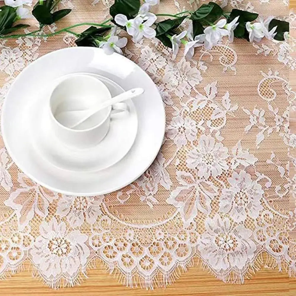nappe dentelle blanche motifs floraux transparente table manger été romantique chambre décoration intérieure