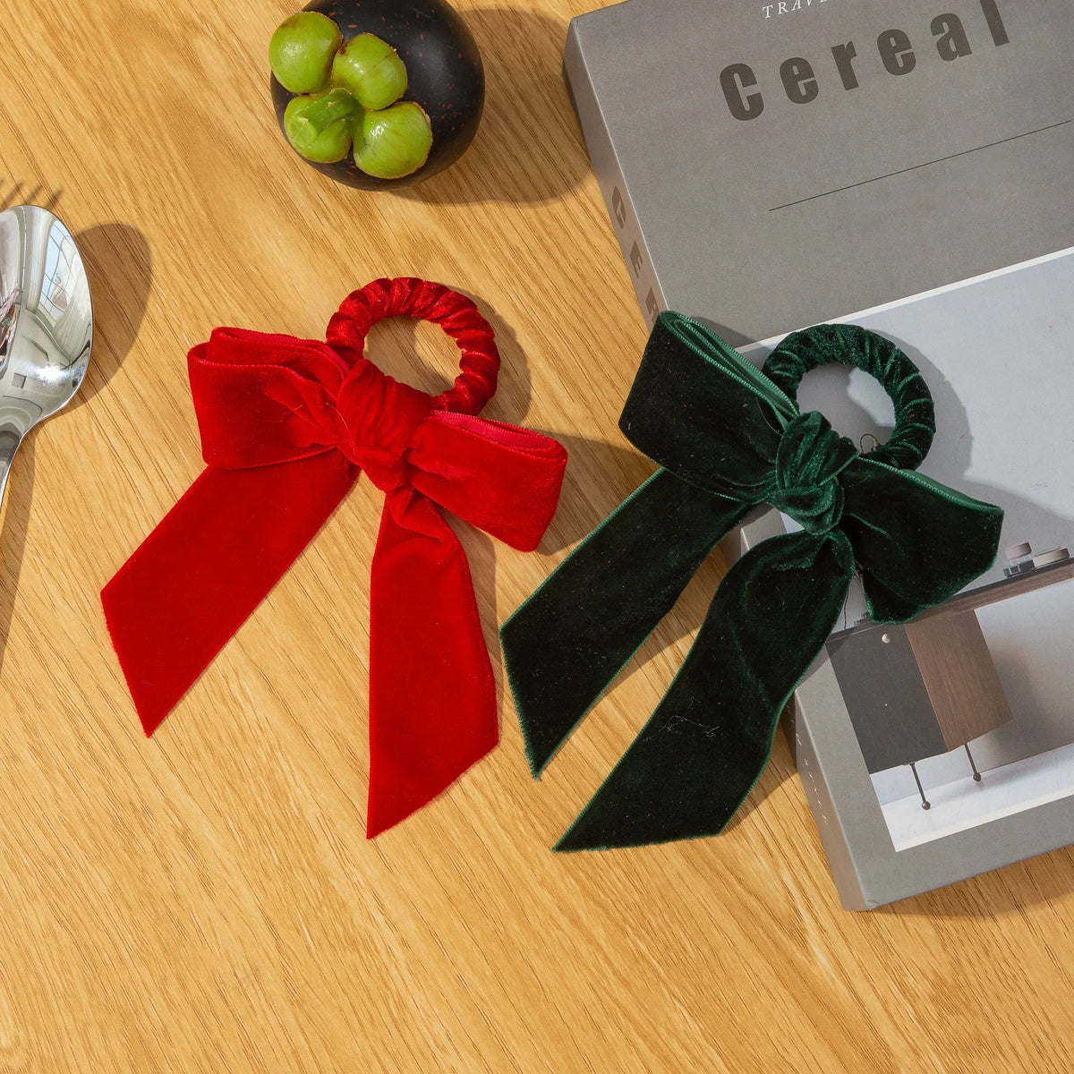 serviettes pliées velours classique élastique blanc rose rouge vert occasions spéciales noël mariage