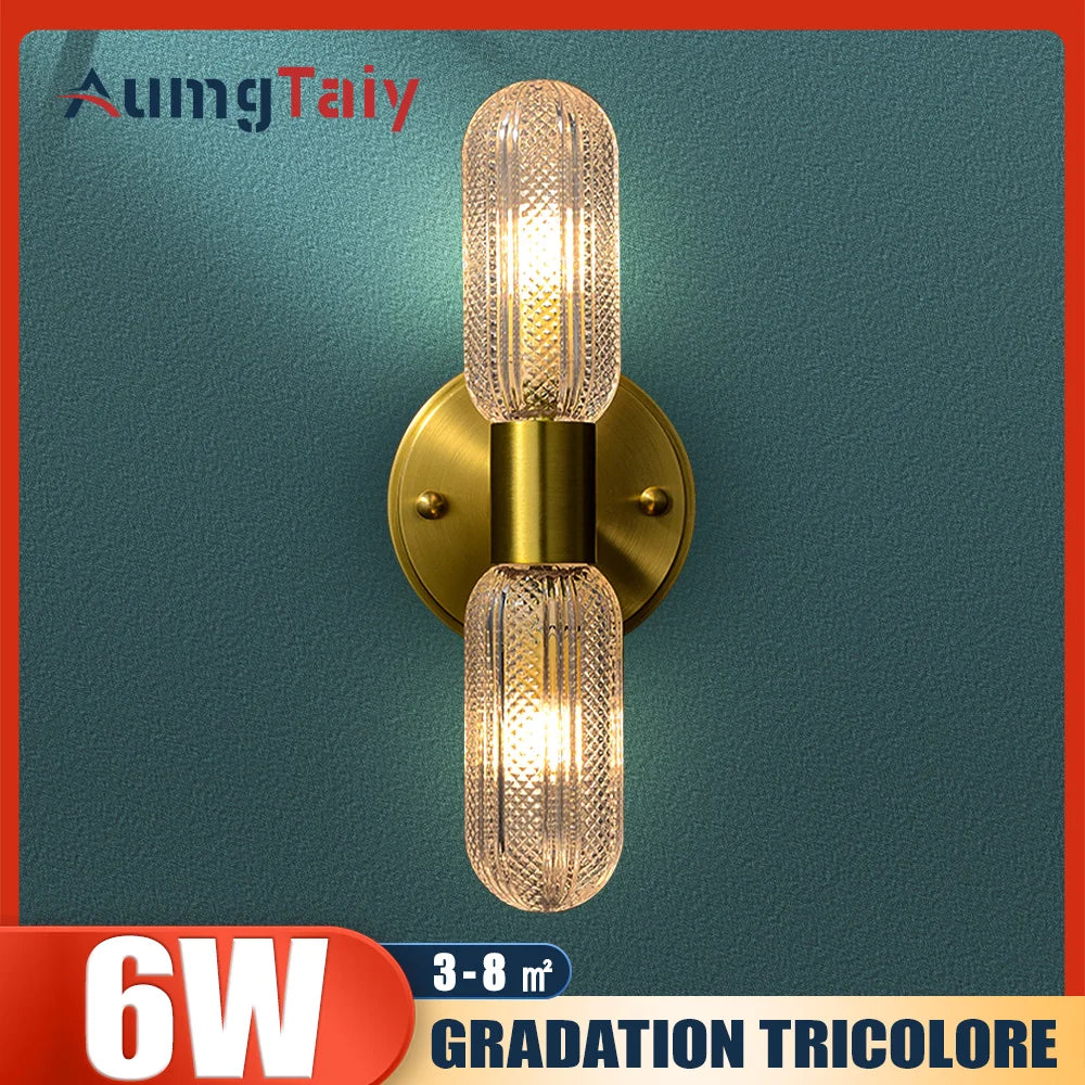 Applique murale LED moderne or sur mur blanc