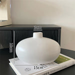 vase céramique blanc moderne minimaliste fleurs artificielles livres décoration intérieure zen