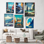 Cette série d'affiches de voyages met en valeur différentes destinations touristiques telles que Tokyo, Takayama, Phuket, le lac Ashi et Cloudbreak, avec des illustrations stylisées et colorées évoquant l'ambiance de ces lieux.