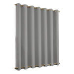 Rideau opaque gris moderne avec œillets dorés, idéal pour une décoration élégante. Ce rideau s'adapte aux fenêtres de salon ou de chambre, offrant une ambiance intime et chaleureuse. Parfait pour ceux qui recherchent une protection contre la lumière tout en ajoutant une touche sophistiquée à leur intérieur.