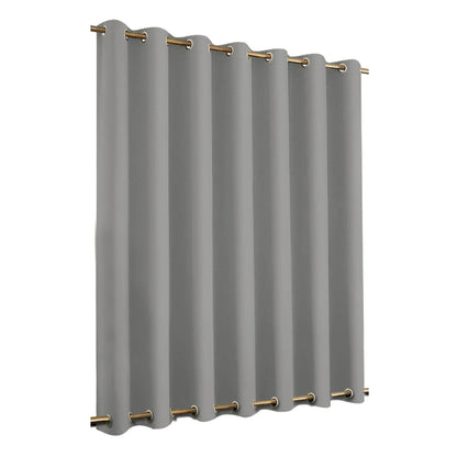 Rideau opaque gris moderne avec œillets dorés, idéal pour une décoration élégante. Ce rideau s'adapte aux fenêtres de salon ou de chambre, offrant une ambiance intime et chaleureuse. Parfait pour ceux qui recherchent une protection contre la lumière tout en ajoutant une touche sophistiquée à leur intérieur.