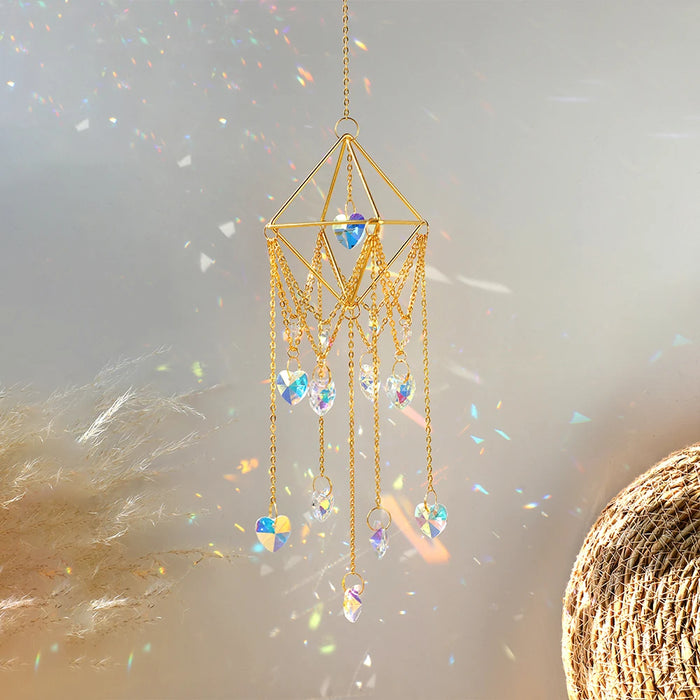 Attrape-soleil en cristal arc-en-ciel suspendu à une fenêtre
