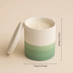 Bougie blanche et verte dans un récipient avec dimensions indiquées.