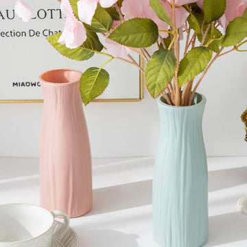 Vases modernes minimalistes rose bleu clair vert pastel blanc crème lignes verticales rainurées fleurs