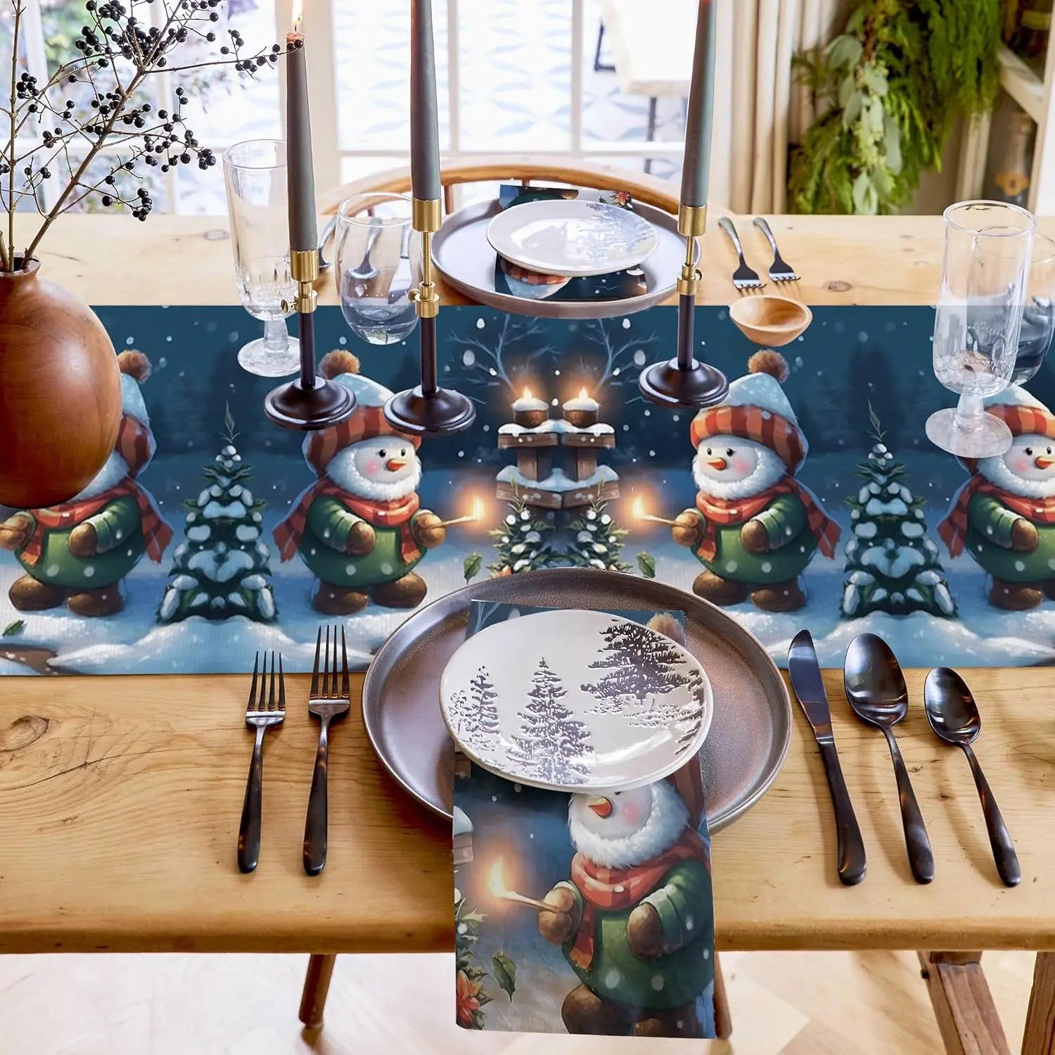 Une table joliment décorée avec des figurines de bonhommes de neige, des bougies et de la vaisselle en harmonie avec le thème hivernal.
