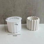 cache coussin géométrique moderne rayures diagonales texture rugueuse gris clair blanc minimaliste