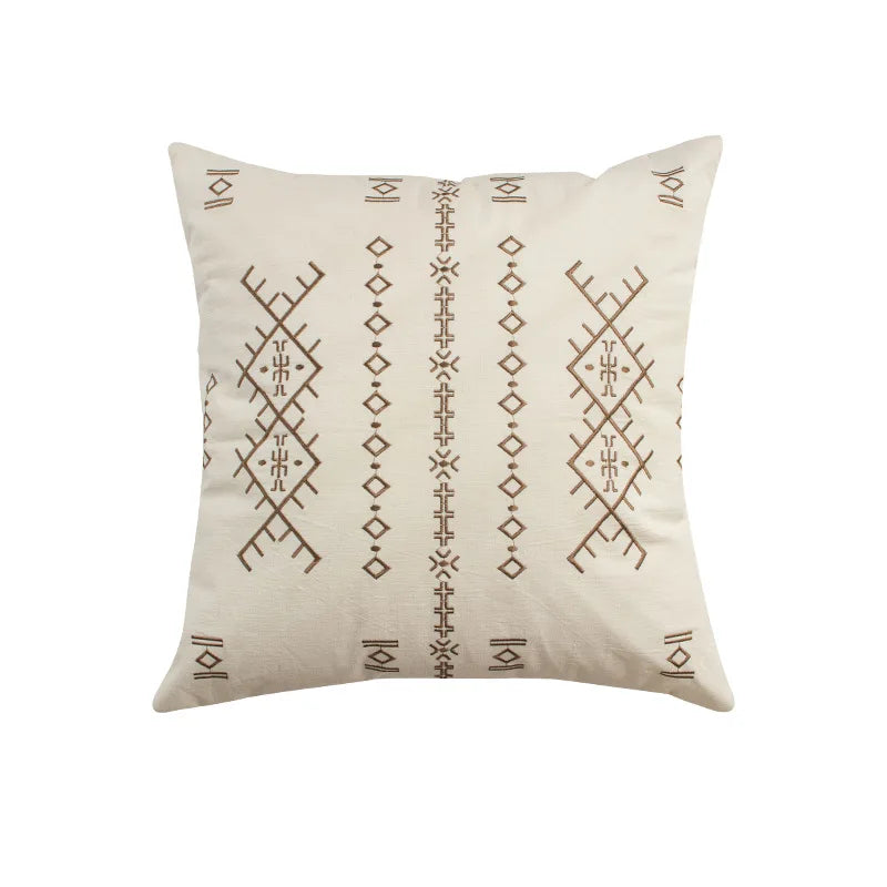 coussin carré beige clair motif géométrique moderne broderie lignes triangles décoration salon maison