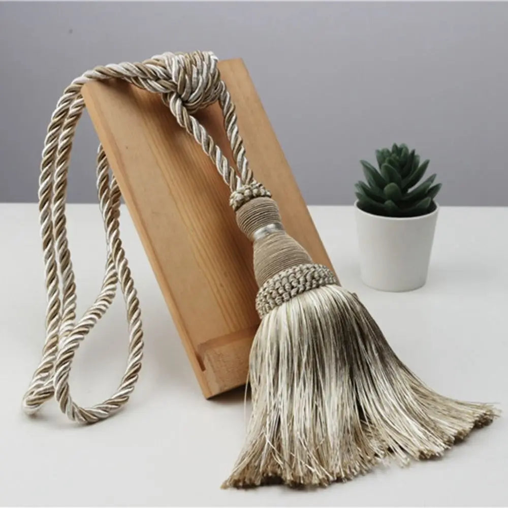 pompons rideau beige gris vert classiques attache bois franges opaques moderne decoration maison