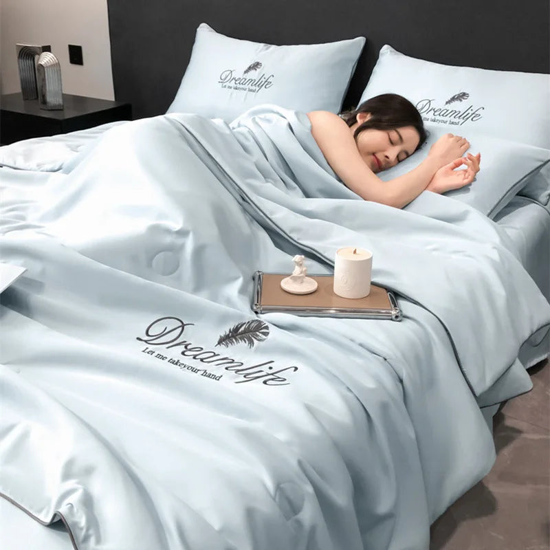 drap lit bleu clair broderie plumes bordure dorée moderne élégant coton doux maison