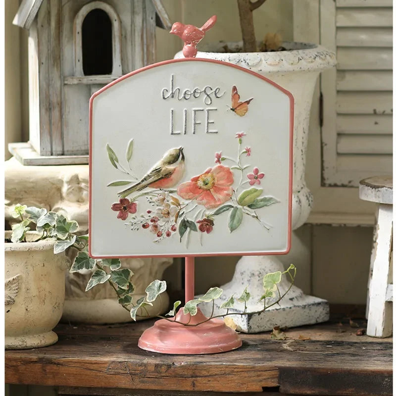 décoration intérieure rustique tableau fleurs oiseau papillon peinture rose vintage blanc maison
