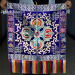 tapis tibétain brodé fleurs colorées symboles religieux ornementaux salle prière