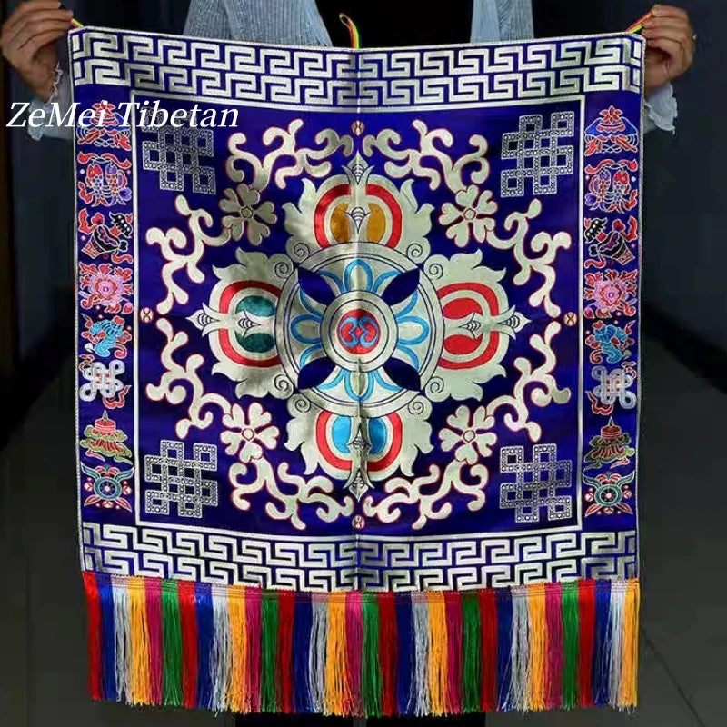 tapis tibétain brodé fleurs colorées symboles religieux ornementaux salle prière
