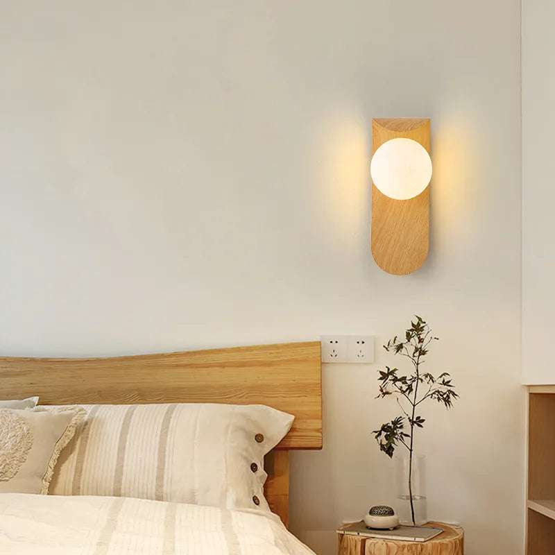 lampe murale moderne minimaliste bois lisse globe verre opaque chambre salon éclairage décoratif fixée